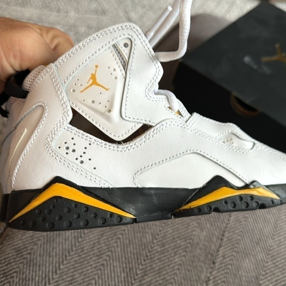 Brand new Jordan True Flight shoes size 1.5Y - Picture 4 of 7